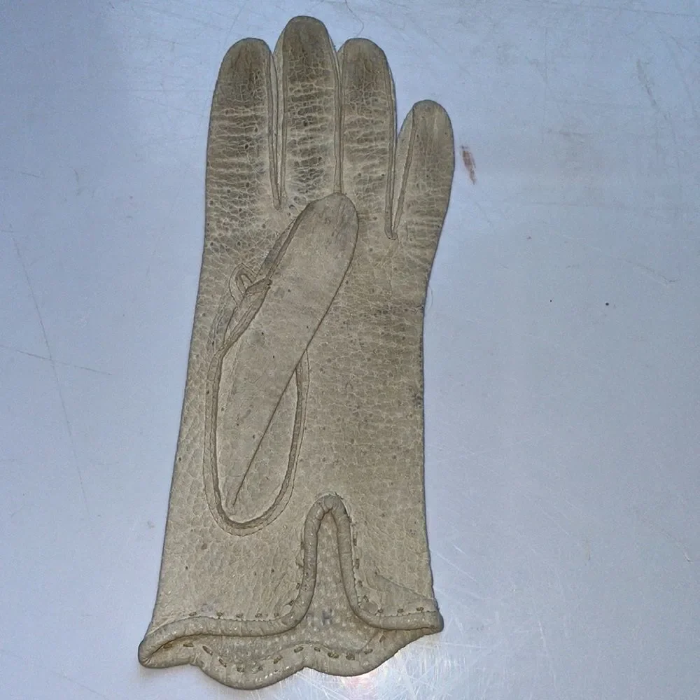 Vtg‎ 50s/60s light gray pebbled Leather gloves with scalloped hems at wrist
